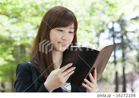 ビジネスウーマン　屋外　スケジュール　手帳 16272108