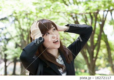 ビジネスウーマン　屋外　頭を抱える 16272117