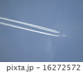 飛行機と飛行機雲 16272572