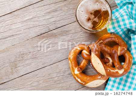 Beer mug and pretzel 16274748
