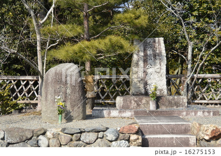 「大阪の陣諸霊供養塔(左)」と「豊臣秀頼公首塚(右)」（清凉寺／京都市右京区） 16275153