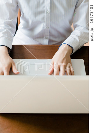 ラップトップのキーボードを打つ女性の手 16275401