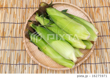 山盛りのトウモロコシ 16275971