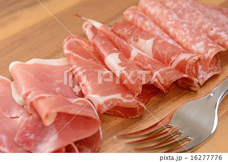 おいしいイタリア産生ハムとソフトサラミの盛合せ 16277776