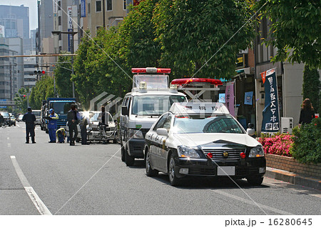 交通事故現場 検証する警察車両の写真素材