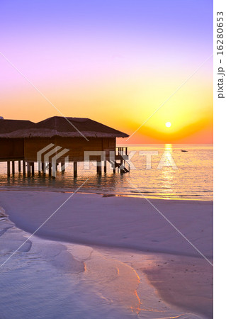 Water bungalows on Maldives island 16280653