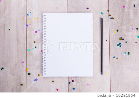 Blank notepad and pencil on the wooden table Blank notepad and pencil on the wooden table 16281954