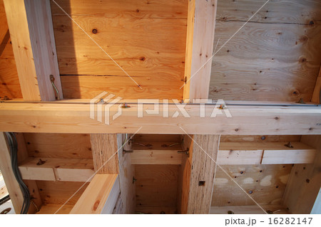 狭小住宅　木造3階建て住宅の建築現場　イメージ　木造軸組工法　天井　床　柱 16282147
