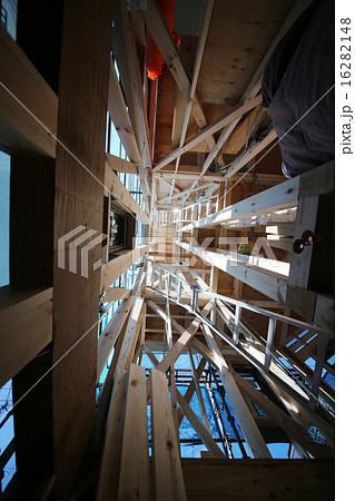 狭小住宅　木造3階建て住宅の建築現場　イメージ　木造軸組工法　1階から3階天井を見上げる 16282148