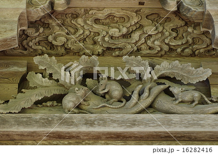 信州安曇野　有明山神社山門「裕明門」の十二支の彫刻　「子（鼠）」 16282416