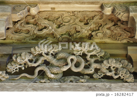 信州安曇野　有明山神社山門「裕明門」の十二支の彫刻　「巳（蛇）」 16282417