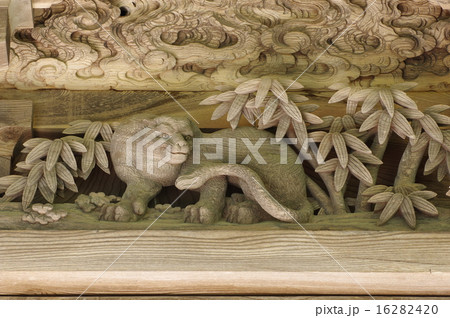信州安曇野 有明山神社山門「裕明門」の十二支の彫刻 「寅(虎)」 信州安曇野 有明山神社山門「裕明門」の十二支の彫刻 「寅(虎)」 16282420
