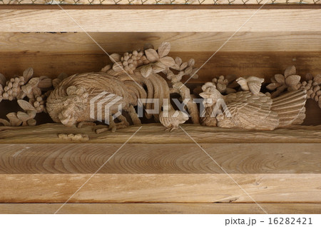 信州安曇野　有明山神社山門「裕明門」の十二支の彫刻　「酉（鳥）」 16282421