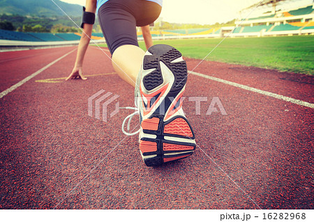 young woman runner getting ready for a run  16282968