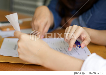 Bussines woman filling a paperwork for agreement 16283735