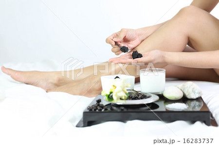 Women in spa tretment holding a coffee grounds  16283737