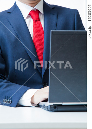 PC画面に向かい仕事をするビジネスマン PC画面に向かい仕事をするビジネスマン 16283995