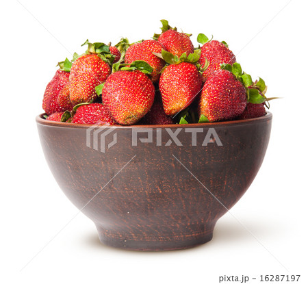 Ripe juicy strawberries in a ceramic bowl 16287197