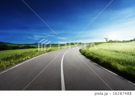 asphalt road in Tuscany, Italy 16287488