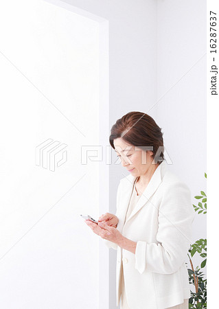 スマホを見るミドル女性 スマホを見るミドル女性 16287637