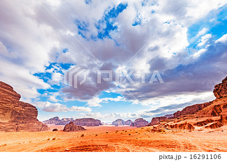 ヨルダンの砂漠(ヨルダン、ワディ・ラム保護区) ヨルダンの砂漠(ヨルダン、ワディ・ラム保護区) 16291106