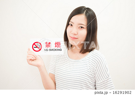 禁煙を微笑でお願いする女性 16291902