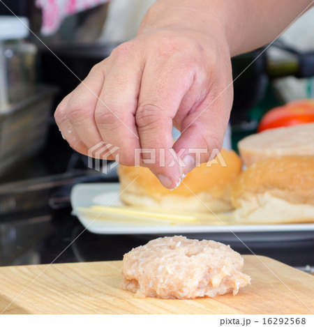 making hamburgers making hamburgers 16292568