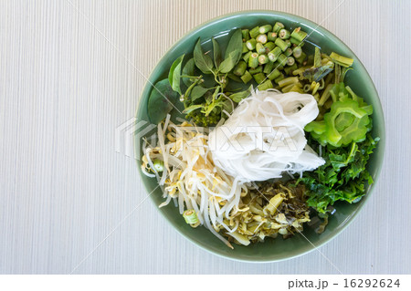 Boiled Thai rice vermicelli,curries and vegetable. 16292624