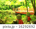 お地蔵さんと赤い橋 16292692