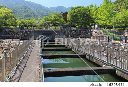 吉野川の水が香川県側に初めて顔を出す、香川用水記念公園の「阿讃導水トンネル」 16293451
