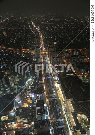 あべのハルカスより見る雨の夜の大阪「あべの筋」と阪神高速14号松原線 あべのハルカスより見る雨の夜の大阪「あべの筋」と阪神高速14号松原線 16293454