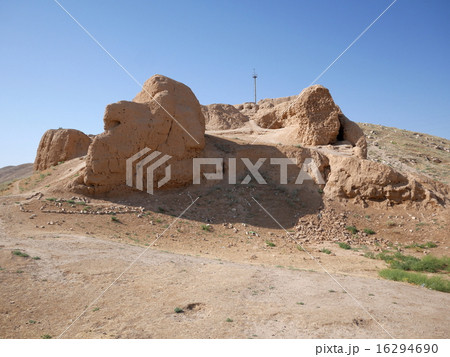 ウズベキスタンのヌラタにあるアレキサンダー大王の城壁の跡 ウズベキスタンのヌラタにあるアレキサンダー大王の城壁の跡 16294690
