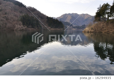 静かな朝の湖 静かな朝の湖 16294935