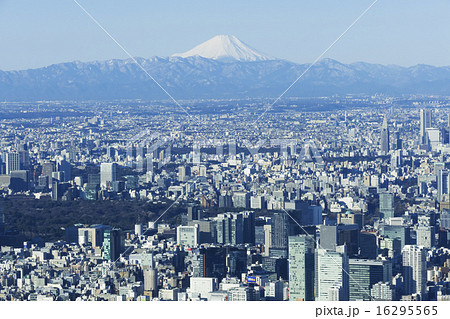 東京スカイツリー 展望回廊 地上450mから望む美しい富士山と東京街並全景の写真素材