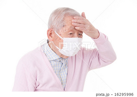 額に手をあてるシニア 16295996