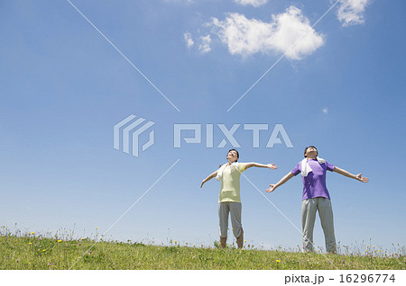 ストレッチをする中年夫婦 16296774