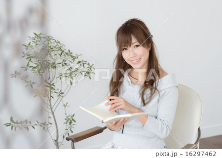 読書・若い女性 読書・若い女性 16297462