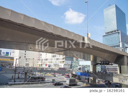 首都高速渋谷線と渋谷駅の歩道橋 東京都渋谷区 の写真素材