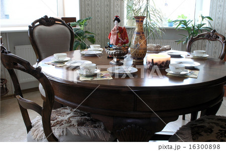 tea-drinking 16300898