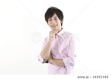 若い男性 ポートレート 白バック ピンクシャツの写真素材