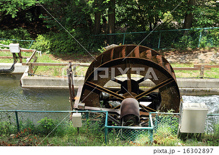 小水力発電 波田水車の写真素材