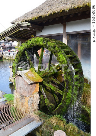 水車（忍野八海・中池／山梨県南都留郡忍野村忍草）の写真素材