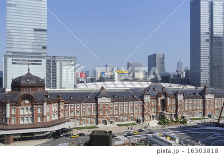 東京駅と高層ビル 広角 背景八重洲高層ビル群の写真素材