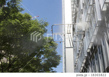 ミストシャワー　丸の内　大手町　オフィスビル街　夏 16303822