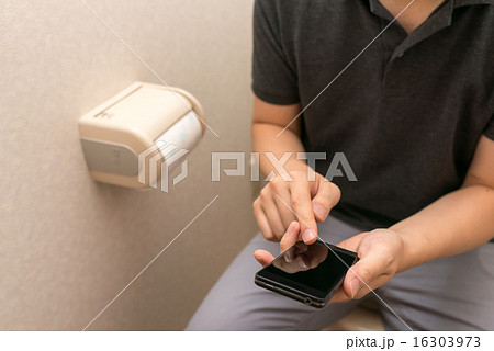 トイレでスマホ 16303973