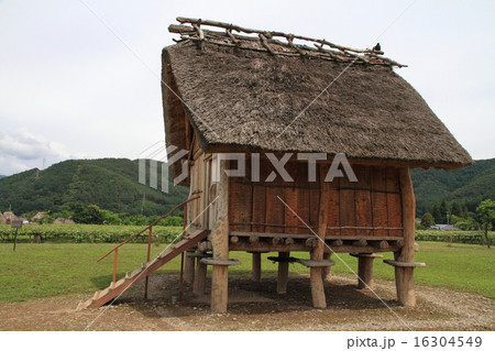 平出遺跡公園・古墳時代の村の高床式倉庫 16304549
