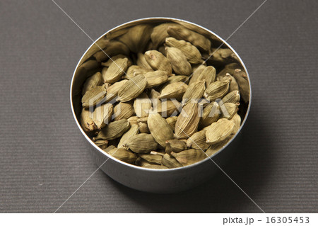 スパイス カルダモン ホール シンプル・黒バックの写真 スパイス カルダモン ホール シンプル・黒バックの写真 16305453