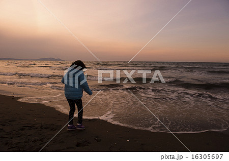 海と子ども（波で遊ぶ） 16305697
