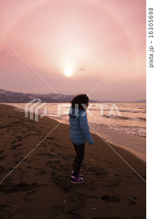 海と子どものシルエット（散歩） 16305698