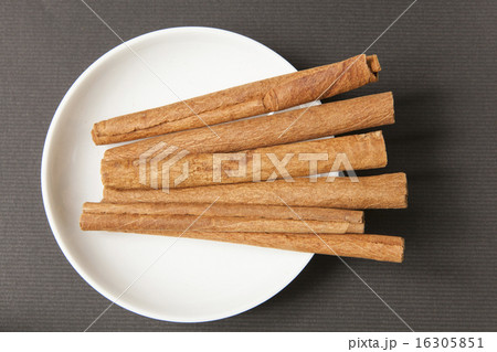 スパイス シナモンスティック シンプル・黒バックの写真 16305851